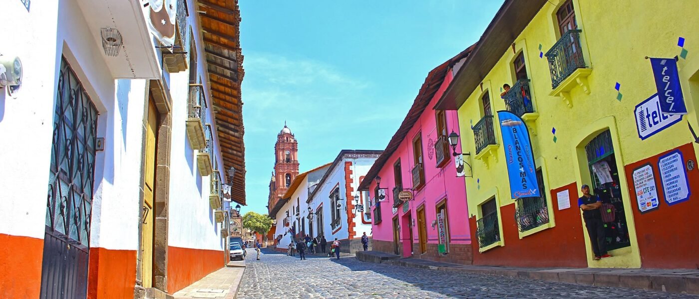 Calle empedrada del pueblo magico tlalpujahua